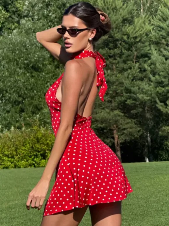 Robe rouge cintrée et élégante à pois parfaite pour les fêtes d'été