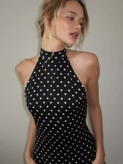 Robe rouge cintrée et élégante à pois parfaite pour les fêtes d'été