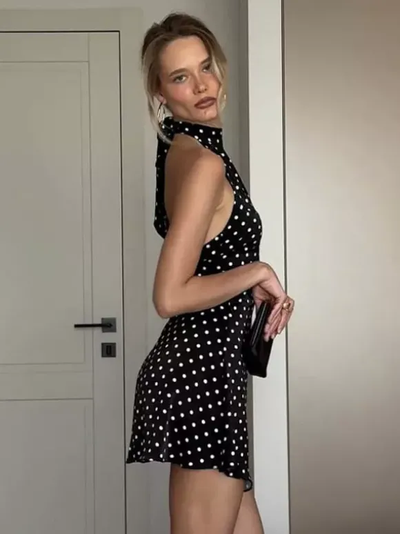 Robe rouge cintrée et élégante à pois parfaite pour les fêtes d'été