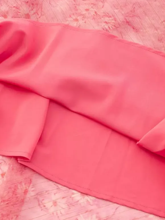 Robe rouge sans manches à col en V et taille haute ornée de volants idéale au quotidien.