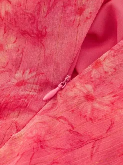 Robe rouge sans manches à col en V et taille haute ornée de volants idéale au quotidien.