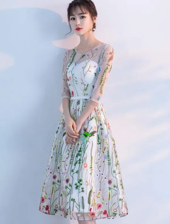 Robe subtenue de bal A-ligne en dentelle ivoire col rond avec dentelle longueur mollet