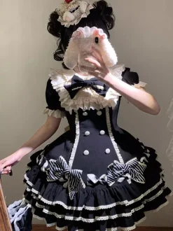 Robe Sweet Lolita rose à manches courtes volants et n艙uds avec chapeau.