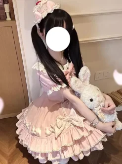 Robe Sweet Lolita rose à manches courtes volants et n艙uds avec chapeau.