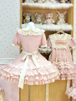 Robe Sweet Lolita rose à manches courtes volants et n艙uds avec chapeau.