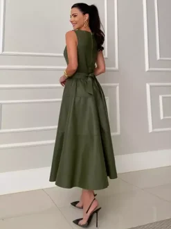 Robe verte chic mi-longue sans manches à col bijou pour une soirée en amoureux