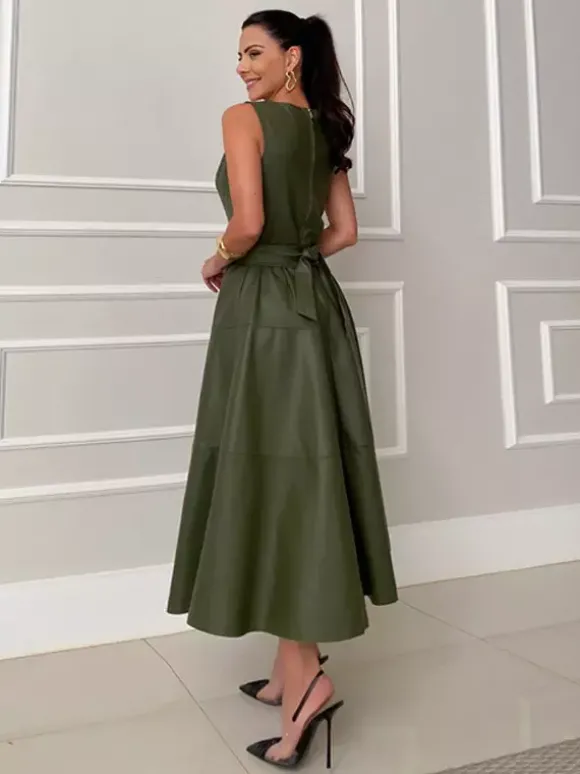 Robe verte chic mi-longue sans manches à col bijou pour une soirée en amoureux