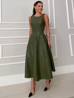 Robe verte chic mi-longue sans manches à col bijou pour une soirée en amoureux