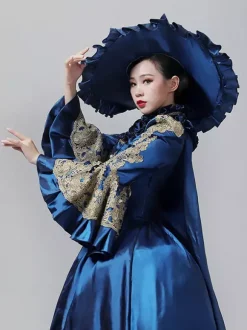 Robe vintage bleue de style victorien rococo Marie-Antoinette manches longues évasées longueur au sol.