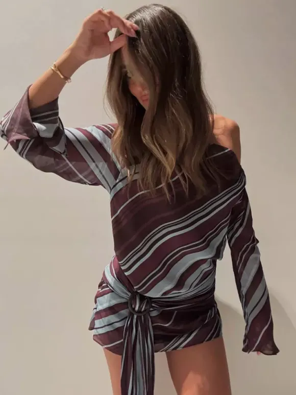Robe violette chic à manches longues et une épaule pour femme idéale au quotidien.