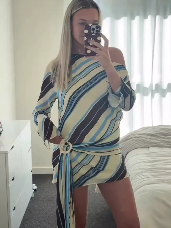 Robe violette chic à manches longues et une épaule pour femme idéale au quotidien.