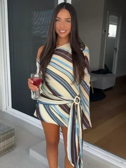 Robe violette chic à manches longues et une épaule pour femme idéale au quotidien.