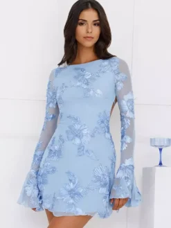 Robe bleu clair brodée de fleurs manches cloche et dos nu automne 2026