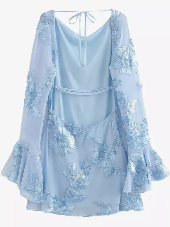 Robe bleu clair brodée de fleurs manches cloche et dos nu automne 2026