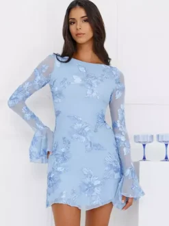 Robe bleu clair brodée de fleurs manches cloche et dos nu automne 2026