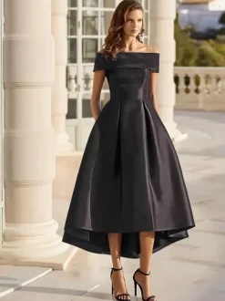 Robe cocktail courte élégante en satin à épaules dénudées longueur thé.