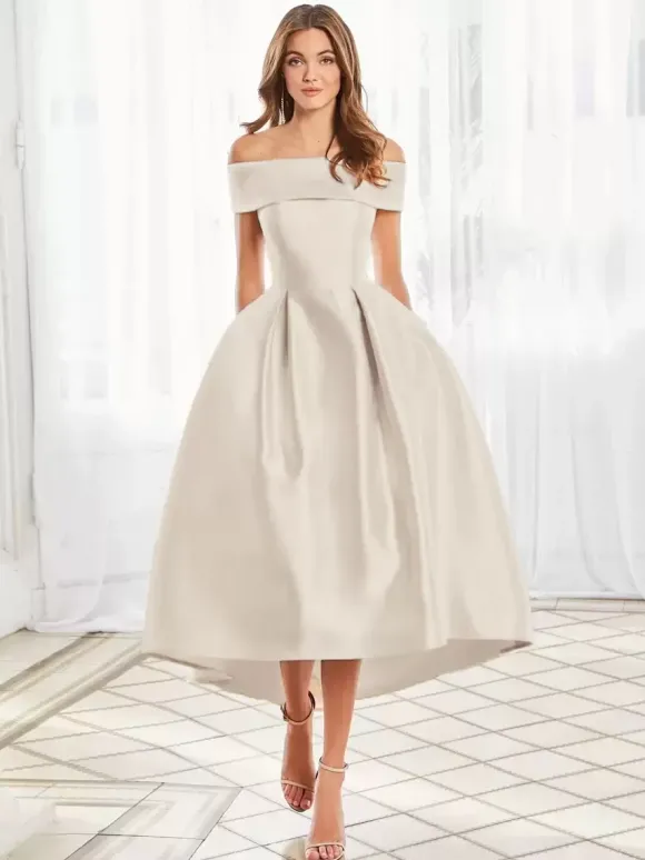 Robe cocktail courte élégante en satin à épaules dénudées longueur thé.