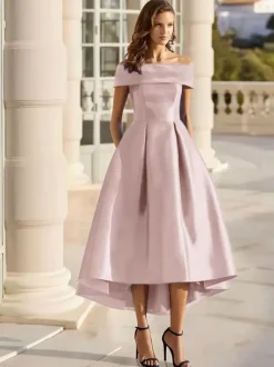 Robe cocktail courte élégante en satin à épaules dénudées longueur thé.