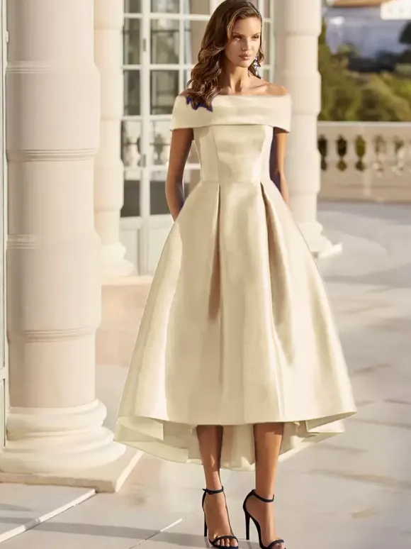 Robe cocktail courte élégante en satin à épaules dénudées longueur thé.