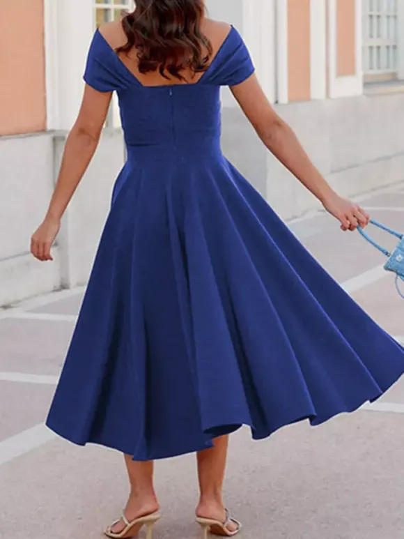 Robe cocktail élégante longueur thé coupe trapèze épaules dénudées plissée en crêpe stretch