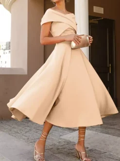 Robe cocktail élégante longueur thé coupe trapèze épaules dénudées plissée en crêpe stretch