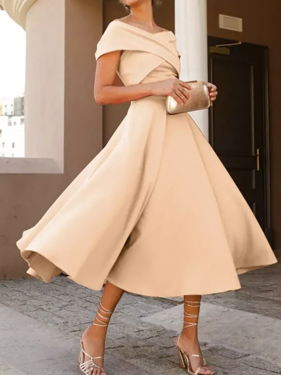 Robe cocktail élégante longueur thé coupe trapèze épaules dénudées plissée en crêpe stretch