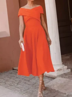Robe cocktail élégante longueur thé coupe trapèze épaules dénudées plissée en crêpe stretch