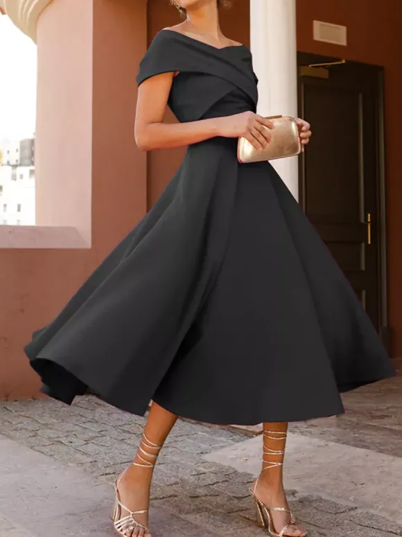 Robe cocktail élégante longueur thé coupe trapèze épaules dénudées plissée en crêpe stretch