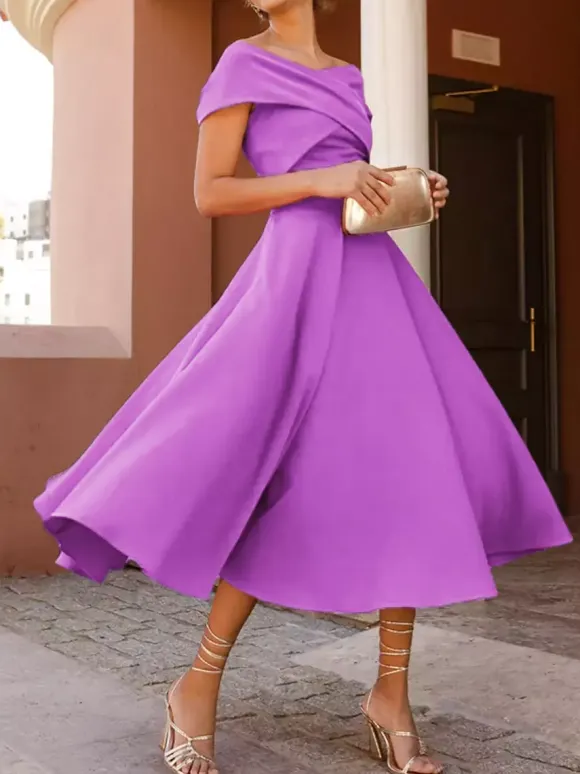 Robe cocktail élégante longueur thé coupe trapèze épaules dénudées plissée en crêpe stretch