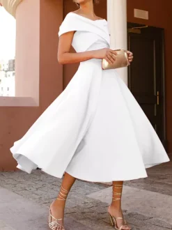 Robe cocktail élégante longueur thé coupe trapèze épaules dénudées plissée en crêpe stretch