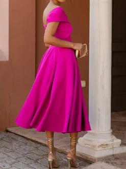 Robe cocktail élégante longueur thé coupe trapèze épaules dénudées plissée en crêpe stretch