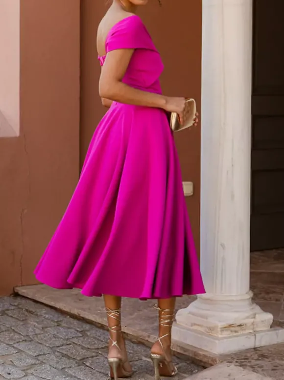 Robe cocktail élégante longueur thé coupe trapèze épaules dénudées plissée en crêpe stretch