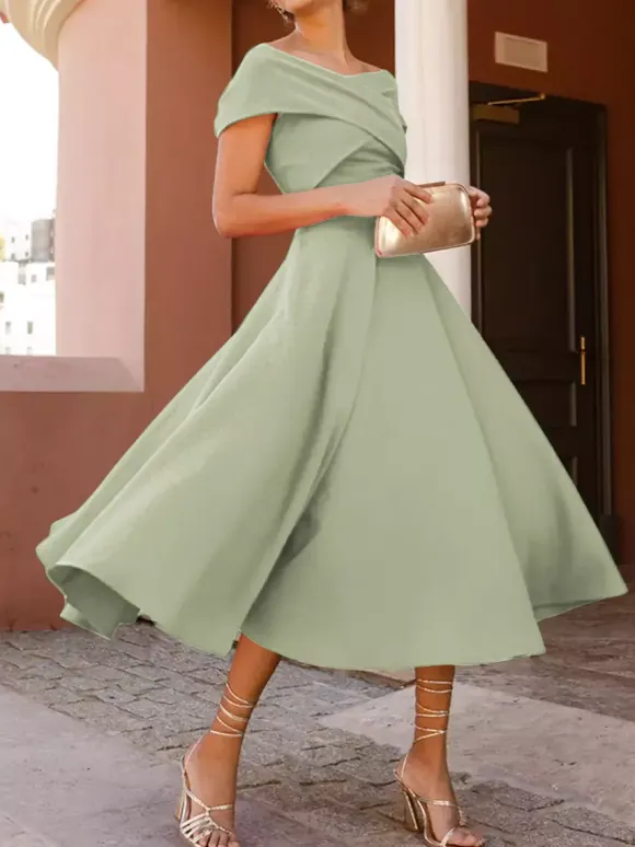 Robe cocktail élégante longueur thé coupe trapèze épaules dénudées plissée en crêpe stretch