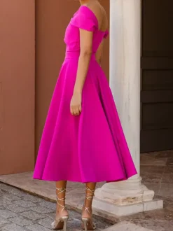 Robe cocktail élégante longueur thé coupe trapèze épaules dénudées plissée en crêpe stretch