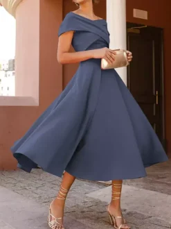 Robe cocktail élégante longueur thé coupe trapèze épaules dénudées plissée en crêpe stretch