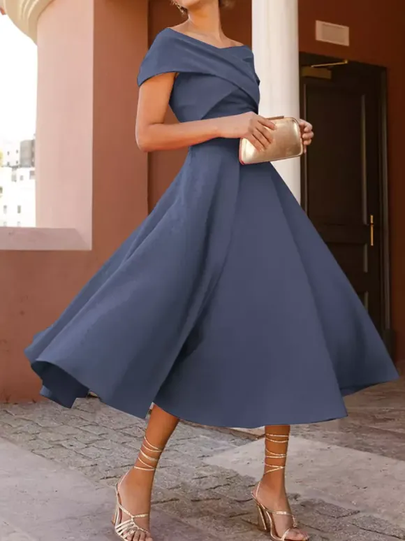 Robe cocktail élégante longueur thé coupe trapèze épaules dénudées plissée en crêpe stretch