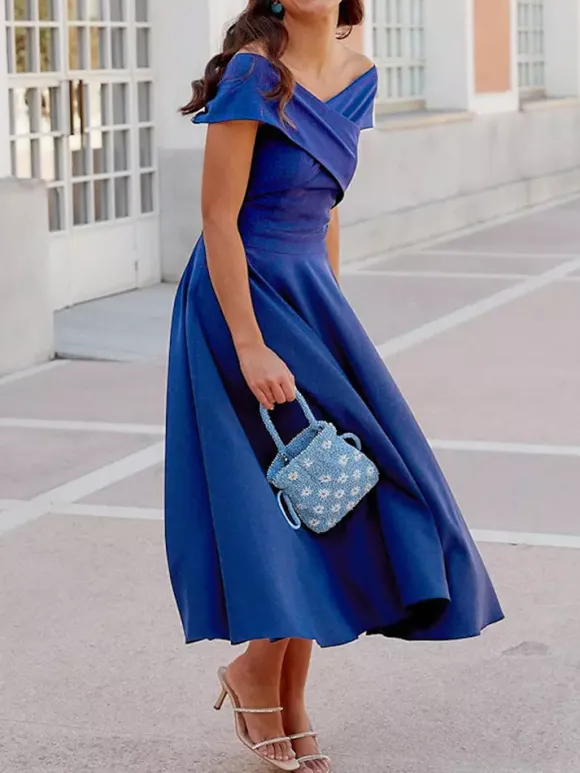 Robe cocktail élégante longueur thé coupe trapèze épaules dénudées plissée en crêpe stretch