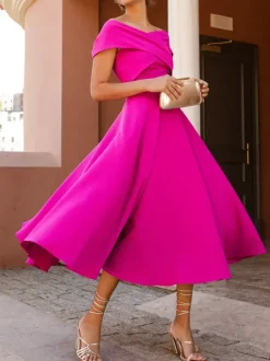 Robe cocktail élégante longueur thé coupe trapèze épaules dénudées plissée en crêpe stretch