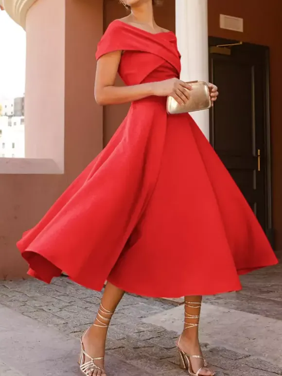 Robe cocktail élégante longueur thé coupe trapèze épaules dénudées plissée en crêpe stretch