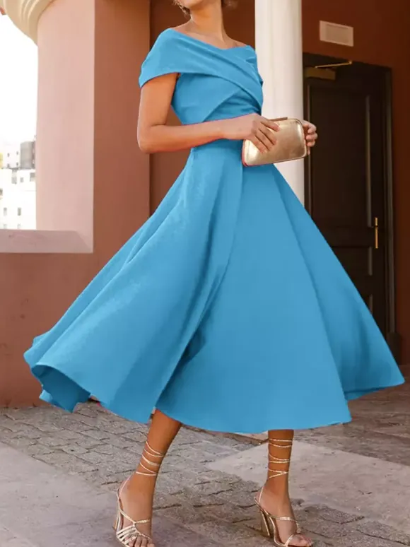 Robe cocktail élégante longueur thé coupe trapèze épaules dénudées plissée en crêpe stretch