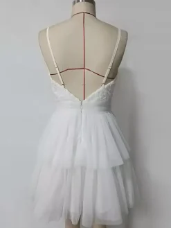Robe courte blanche à col en V et fleurs pour soirée 2026