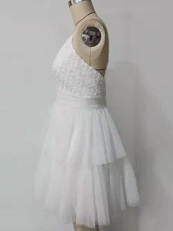 Robe courte blanche à col en V et fleurs pour soirée 2026