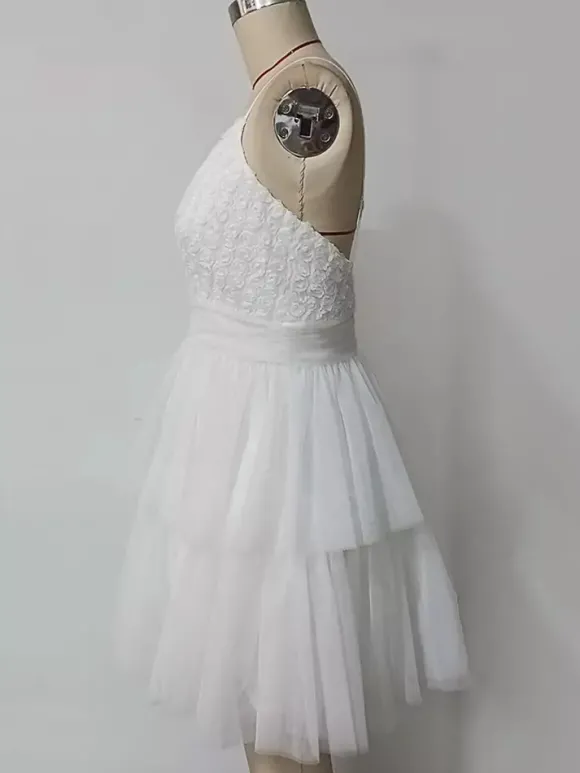 Robe courte blanche à col en V et fleurs pour soirée 2026