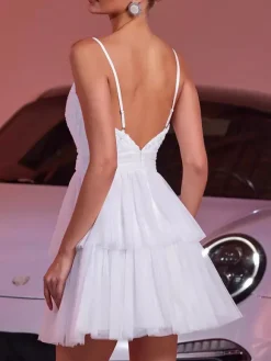 Robe courte blanche à col en V et fleurs pour soirée 2026
