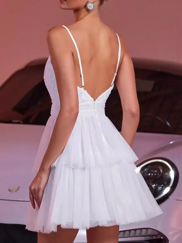 Robe courte blanche à col en V et fleurs pour soirée 2026