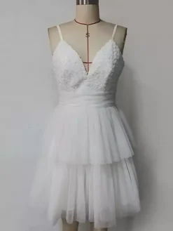 Robe courte blanche à col en V et fleurs pour soirée 2026
