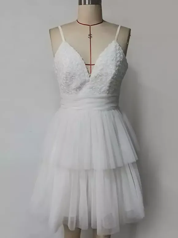 Robe courte blanche à col en V et fleurs pour soirée 2026