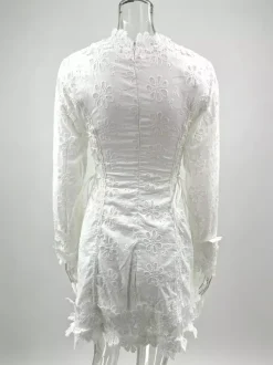 Robe courte blanche en dentelle ajourée pour femme - Robe bohème à col V manches longues laçage latéral et coupe évasée - Collection Printemps-Été 2026
