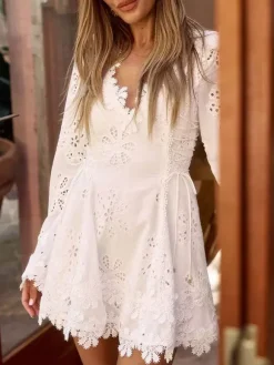 Robe courte blanche en dentelle ajourée pour femme - Robe bohème à col V manches longues laçage latéral et coupe évasée - Collection Printemps-Été 2026