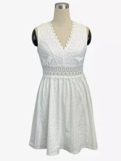 Robe courte en dentelle ajourée pour femme - Robe d'été blanche bohème à col en V sans manches coupe trapèze - Idéale pour les vacances d'été à la plage 2026